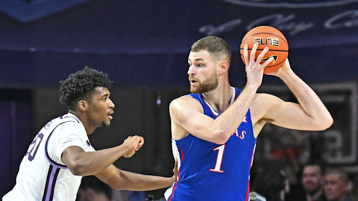 Kansas basketball star Hunter Dickinson (1)