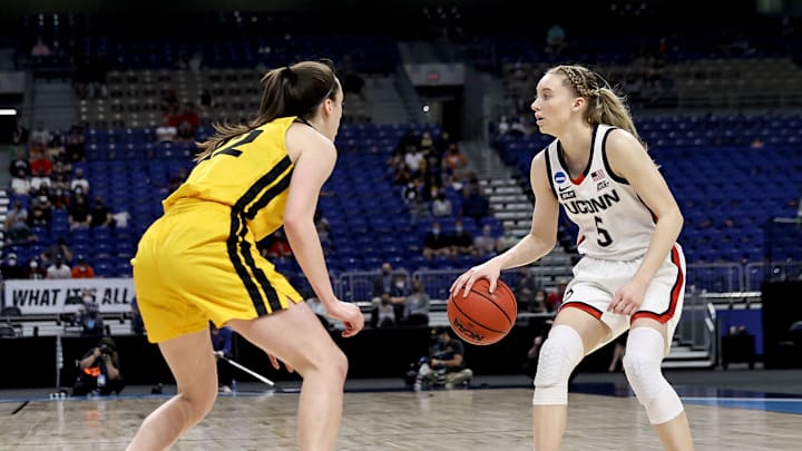 Caitlin Clark defends Paige Bueckers 