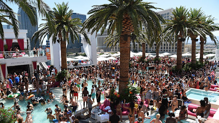 Jennifer Lopez Hosts "Carnival Del Sol" At Drai's Beach Club - Nightclub