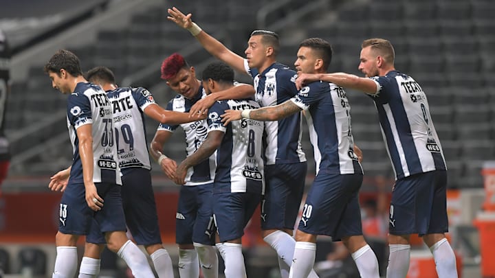 Jugadores de Rayados de Monterrey celebran un gol.