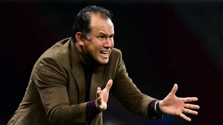 Juan Reynoso marcha líder con Cruz Azul