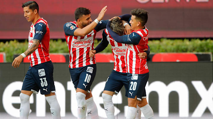 Jugadores de las Chivas celebran un gol.