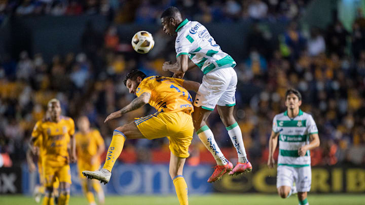 Gignac y Torres en la disputa de un balón.