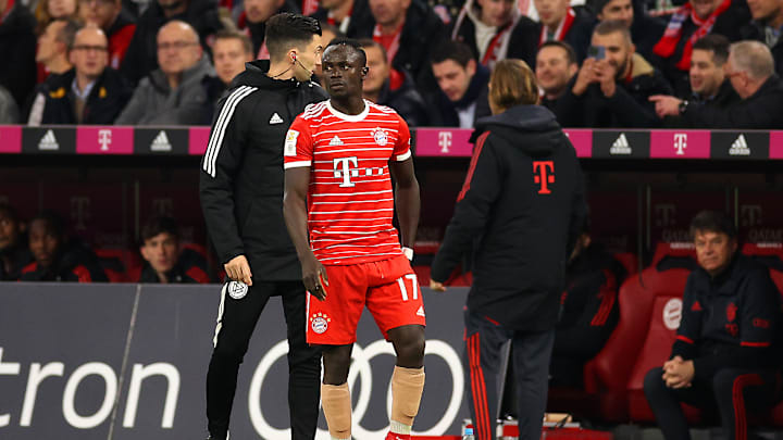 Sadio Mané pidió el cambio por molestias