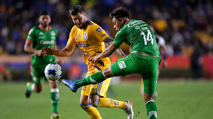 Gignac y Orona disputan un balón.