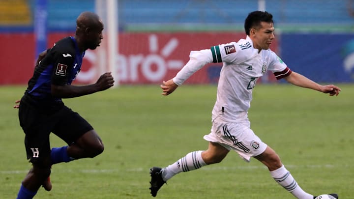 Wesly Decas y Hirving Lozano.