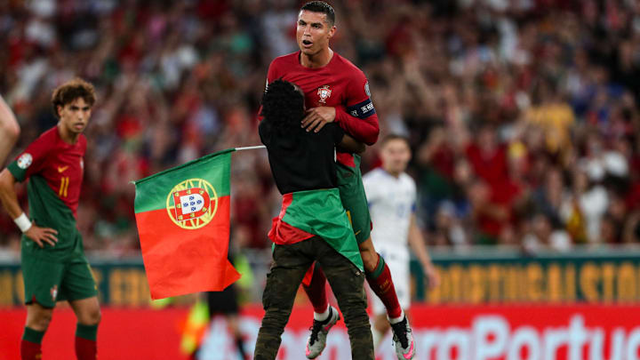 Cristiano Ronaldo a été soulevé par un supporter en plein match Cristiano Ronaldo a été soulevé par un supporter en plein match
