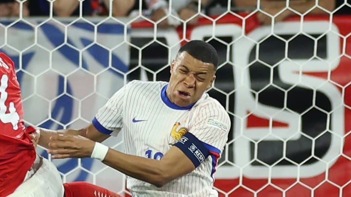 Kylian Mbappé, touché au nez après un choc avec le défenseur autrichien, Kévin Danso