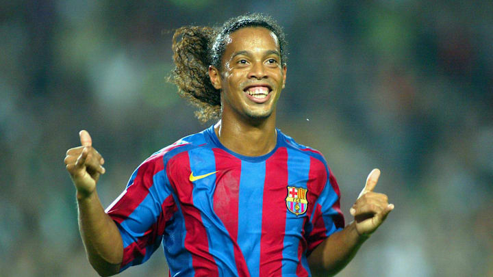 Ronaldinho a joué au FC Barcelone de 2003 à 2008.