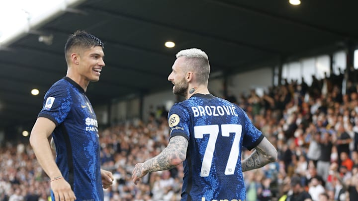 Brozovic festeggiato da Correa