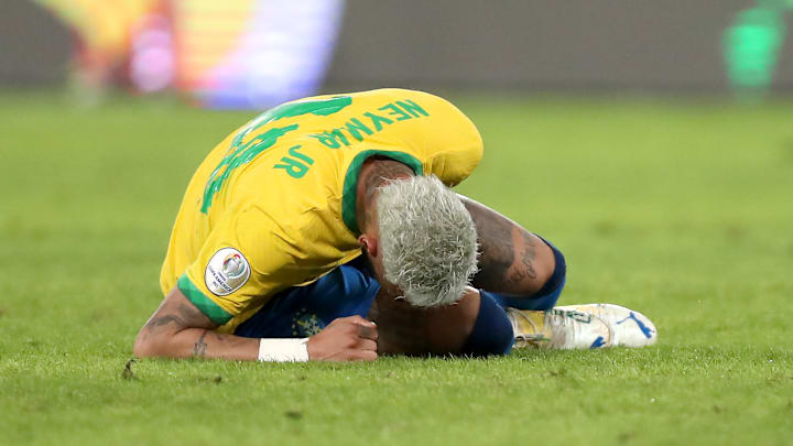 Neymar sofreu lesão no final de 2021 e deve retornar aos gramados nesta sexta-feira