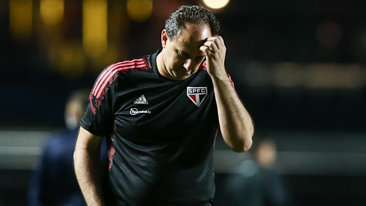 Sem conseguir furar defesas bem postadas, São Paulo tem apostado nos cruzamentos 