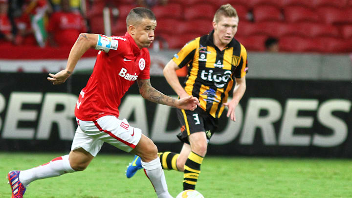 Bolivianos ganharam do Internacional em 2015 por 3 a 1 Bolivianos ganharam do Internacional em 2015 por 3 a 1