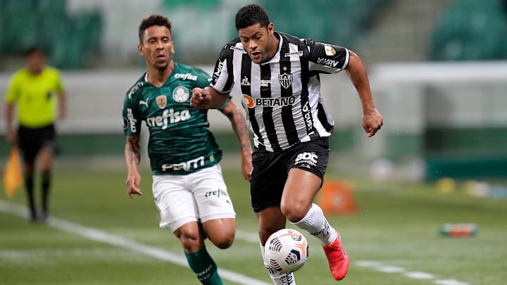 Palmeiras e Atlético-MG se enfrentam em jogo valendo a liderança do Campeonato Brasileiro. Corinthians também busca o topo da Série A. Palmeiras e Atlético-MG se enfrentam em jogo valendo a liderança do Campeonato Brasileiro. Corinthians também busca o topo da Série A.