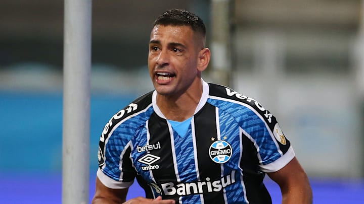 O Grêmio tenta se firmar no G-4 da Série B