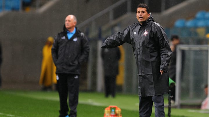 Novo técnico fará primeira partida à beira de campo