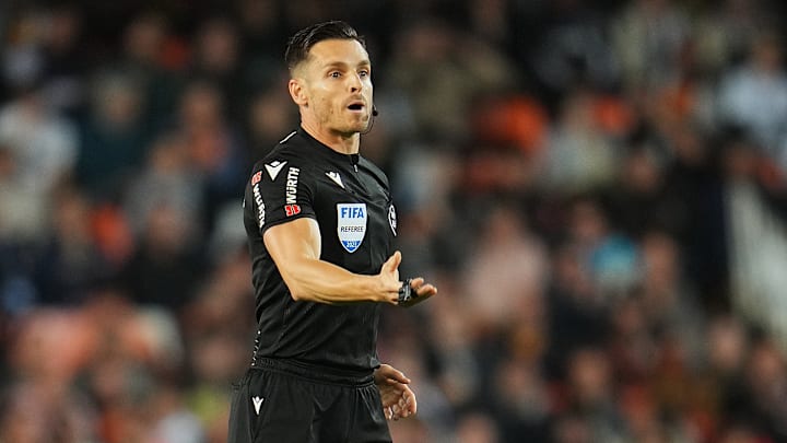 Carlos del Cerro Grande foi alvo de críticas após a não marcação de pênalti na partida entre Valencia e Sevilla no final de semana