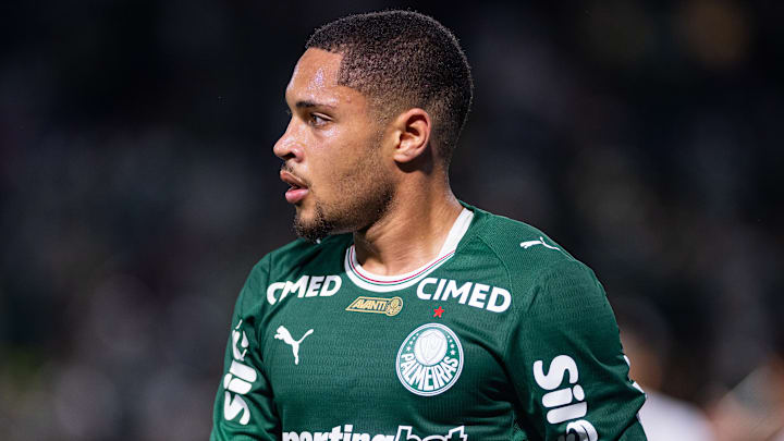 Vitor Roque pode voltar ao XI inicial do Palmeiras no Choque-Rei 