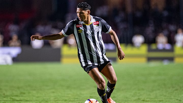 Atacante ficou de fora de mais recente compromisso do time