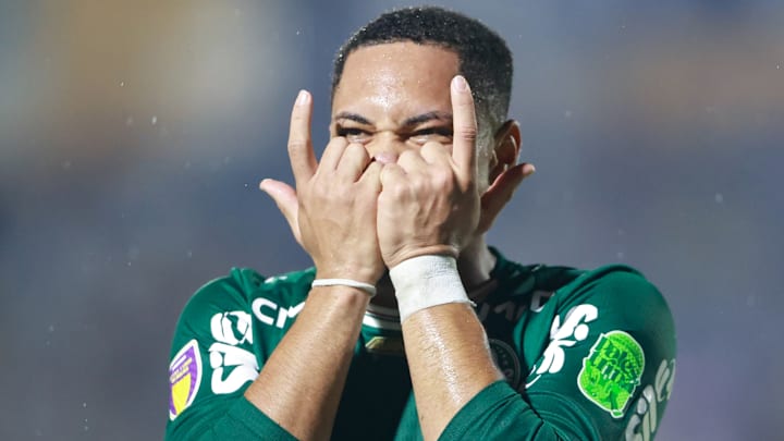 Vitor Roque está em recuperação de lesão