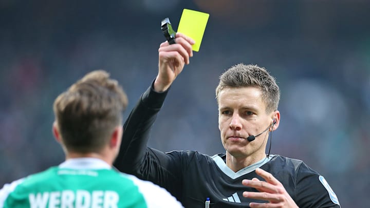 Daniel Siebert zeigt die Gelbe Karte.