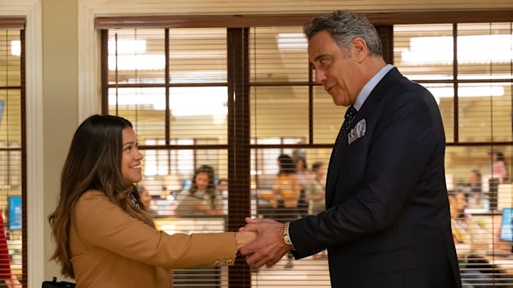 NOT DEAD YET - "Not Owning It Yet" - Lexi's father and owner of the SoCal Independent, Duncan Rhodes, comes into the office and forms a bond with Nell, much to his daughter's dismay. WEDNESDAY, FEB. 7(8:30-9:00 p.m. EST), on ABC. (Disney/Temma Hankin)GINA RODRIGUEZ, BRAD GARRETT