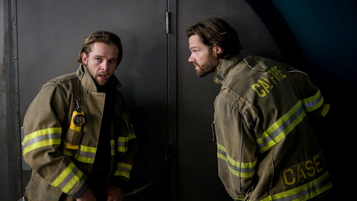 “False Alarm” – Station 42 responds to a false alarm call that escalates into a dangerous hostage situation, on FIRE COUNTRY, Friday, Dec. 6 (9:00-10:00 PM, ET/PT) on the CBS Television Network, and streaming on Paramount+ (live and on-demand for Paramount+ with SHOWTIME subscribers, or on-demand for Paramount+ Essential subscribers the day after the episode airs)*. Jared Padalecki guest stars as Camden, a SoCal firefighter who immediately recognizes Bode’s raw talent. Pictured (L-R): Max