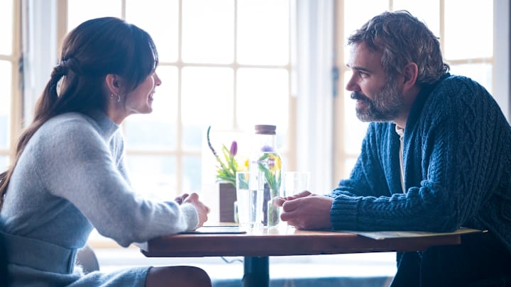 MURDER IN A SMALL TOWN: L-R: Kristin Kreuk and Rossif Sutherland in the series premiere of MURDER IN A SMALL TOWN airing Tuesday, Sept. 24 (8:00-9:30 PM ET/PT) on FOX. ©2024 Fox Media LLC. CR: Kailey Schwerman/ FOX.