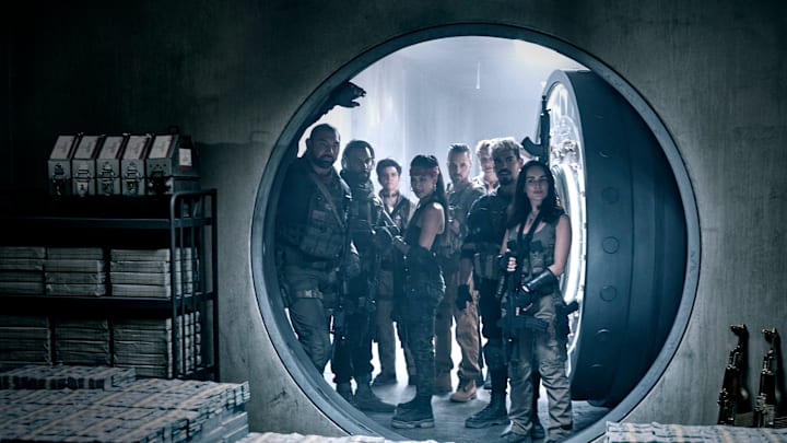 ARMY OF THE DEAD (L to R) DAVE BAUTISTA as SCOTT WARD, OMARI HARDWICK as VANDEROHE, TIG NOTARO as PETERS, SAMANTHA WIN as CHAMBERS, COLIN JONES as DAMON, MATTHIAS SCHWEIGHFER as DIETER, RAôL CASTILLO as MICKEY GUZMAN, ANA DE LA REGUERA as CRUZ in ARMY OF THE DEAD. Cr. CLAY ENOS/NETFLIX © 2021