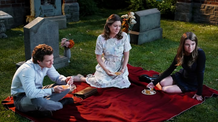 “Thanksgiving” – Mandy struggles to get Georgie’s family to join him for his first Thanksgiving without his dad, on GEORGIE & MANDY’S FIRST MARRIAGE, Thursday, Nov. 14 (8:00-8:31 PM, ET/PT) on the CBS Television Network, and streaming on Paramount+ (live and on-demand for Paramount+ with SHOWTIME subscribers, or on-demand for Paramount+ Essential subscribers the day after the episode airs)*. YOUNG SHELDON stars Zoe Perry, Raegan Revord, Annie Potts and Craig T. Nelson guest star. Pictured