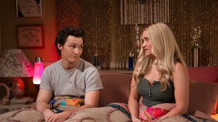 Georgie & Mandy's First Marriage - “A Tie Breaker and a Huge Mistake” – Pictured (L-R): Montana Jordan as Georgie and Emily Osment as Mandy Photo Credit: Troy Harvey / 2025 Warner Bros. Entertainment Inc. All Rights Reserved.