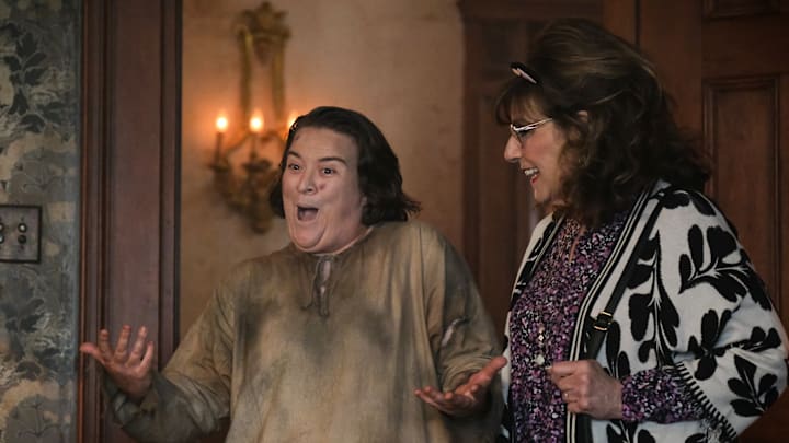 “Soul Custody” – Ghosts. Pictured (L-R): Betsy Sodaro as Nancy and Caroline Aaron as Carol. Photo: Bertrand Calmeau/CBS ©2025 CBS Broadcasting, Inc. All Rights Reserved.