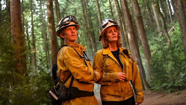 “Not a Stray” – Fire Country. Pictured (L-R): Shawn Hatosy as Brett Richards and Diane Farr as Sharon Leone. Photo: Sergei Bachlakov/CBS ©2025 CBS Broadcasting, Inc. All Rights Reserved. “Not a Stray” – Fire Country. Pictured (L-R): Shawn Hatosy as Brett Richards and Diane Farr as Sharon Leone. Photo: Sergei Bachlakov/CBS ©2025 CBS Broadcasting, Inc. All Rights Reserved.