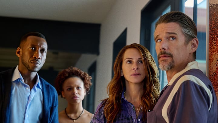 LEAVE THE WORLD BEHIND (2023) Mahershela Ali as G.H., Myha’la Herrold as Ruth, Julia Roberts as Amanda and Ethan Hawke as Clay CR: JoJo Whilden