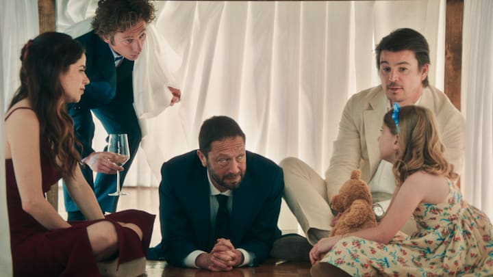 THE BEAR — “Bears”— Season 4 Episode 7 (Streams Thursday, June 26th) Pictured: (l-r) Molly Gordon as Claire, Jeremy Allen White as Carmen “Carmy” Berzatto, Ebon Moss-Bachrach as Richard “Richie” Jerimovich, Josh Hartnett as Frank, Annabelle Toomey as Eva. CR: FX.