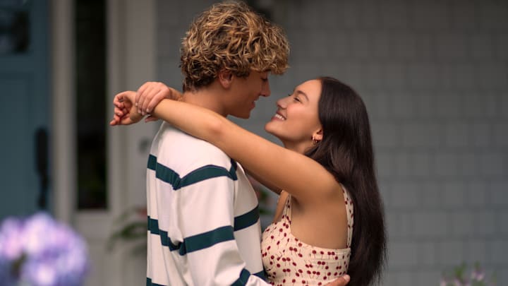 Belly (Lola Tung) and Jeremiah (Gavin Casalegno) in THE SUMMER I TURNED PRETTY Photo: Erika Doss © AMAZON CONTENT SERVICES LLC