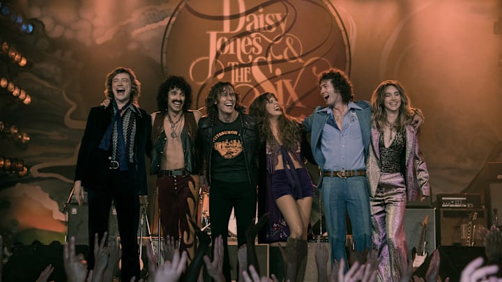 Josh Whitehouse (Eddie Roundtree), Sebastian Chacon (Warren Rojas), Sam Claflin (Billy Dunne), Riley Keough (Daisy Jones), Will Harrison (Graham Dunne), Suki Waterhouse (Karen Sirko) Josh Whitehouse (Eddie Roundtree), Sebastian Chacon (Warren Rojas), Sam Claflin (Billy Dunne), Riley Keough (Daisy Jones), Will Harrison (Graham Dunne), Suki Waterhouse (Karen Sirko)