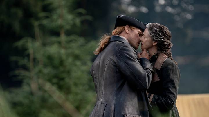 Sam Heughan (“Jamie Fraser”) and Caitríona Balfe (“Claire Fraser”) in Outlander season 8 episode 10