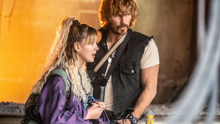 The Electric State. (L to R) Michelle (Millie Bobby Brown) and Keats (Chris Pratt) in The Electric State. Photo Credit: Paul Abell, ©2024 Netflix, Inc.