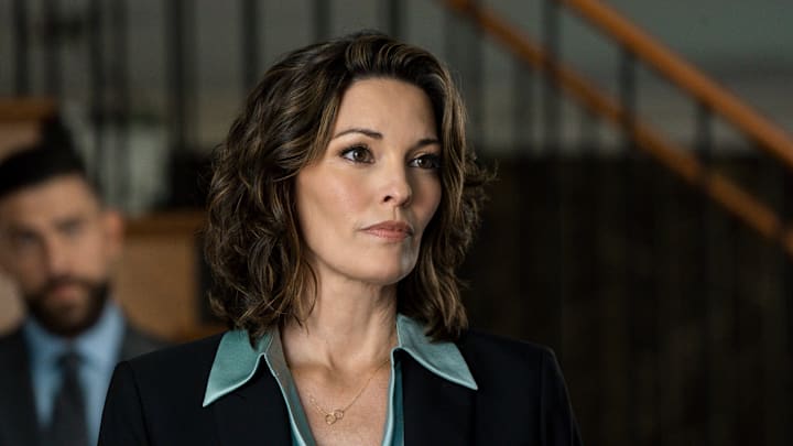 “Manifest” – Pictured: Alana De La Garza as Special Agent in Charge Isobel Castille. Photo: Bennett Raglin/CBS ©2025 CBS Broadcasting, Inc. All Rights Reserved. “Manifest” – Pictured: Alana De La Garza as Special Agent in Charge Isobel Castille. Photo: Bennett Raglin/CBS ©2025 CBS Broadcasting, Inc. All Rights Reserved.