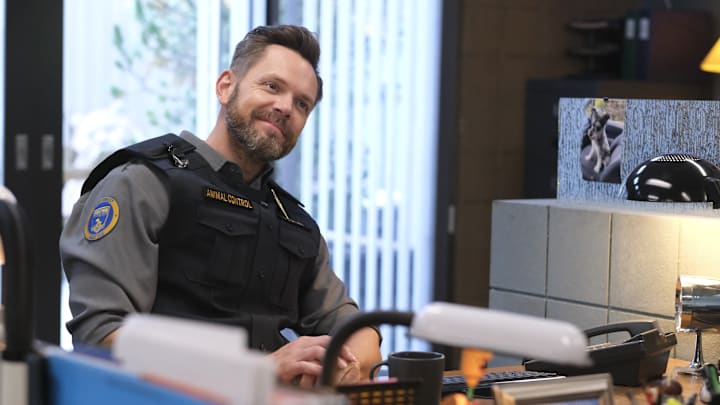 ANIMAL CONTROL: Joel McHale in the "Birds and Foxes" episode of ANIMAL CONTROL airing Thursday, Apr 27 (9:01-9:30 PM ET/PT) on FOX. © 2023 Fox Media LLC. CR: Bettina Strauss/FOX.