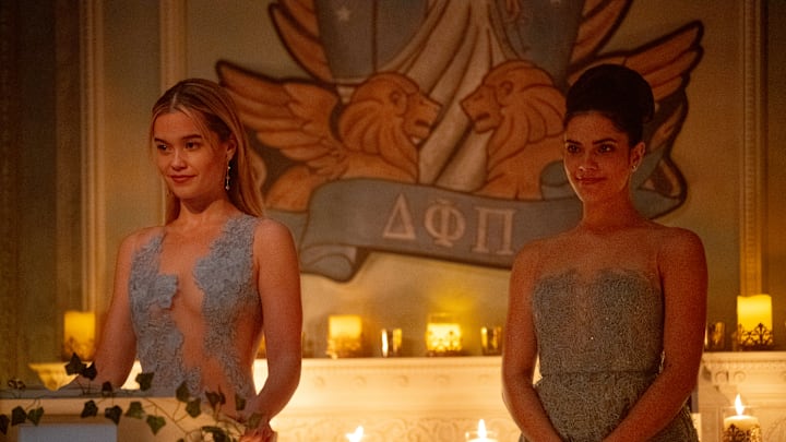 Caroline Merteuil (Sarah Catherine Hook) and Cece Carroway (Sara Silva) in Cruel Intentions