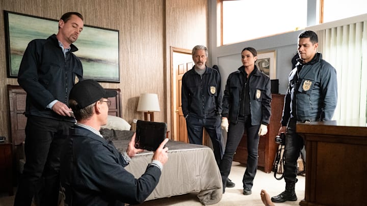 “Strange Invaders” – After discovering a navy pilot’s body riddled with unusual wounds, NCIS’ investigation draws the team into the rabbit hole of UFO conspiracy theories, on the CBS Original series NCIS, Monday, April 1 (9:00-10:00 PM, ET/PT) on the CBS Television Network, and streaming on Paramount+ (live and on-demand for Paramount+ with SHOWTIME subscribers, or on-demand for Paramount+ Essential subscribers the day after the episode airs)*. Pictured (L-R): Brian Dietzen as Jimmy Palmer, Gary