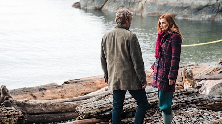 MURDER IN A SMALL TOWN: L-R: Rossif Sutherland and guest star Stana Katic in the “A Chill Rain” episode of MURDER IN A SMALL TOWN airing Tuesday, October. 8 (9:00-10:00 PM ET/PT) on FOX. ©2024 Fox Media LLC. CR: Kailey Schwerman/ FOX.