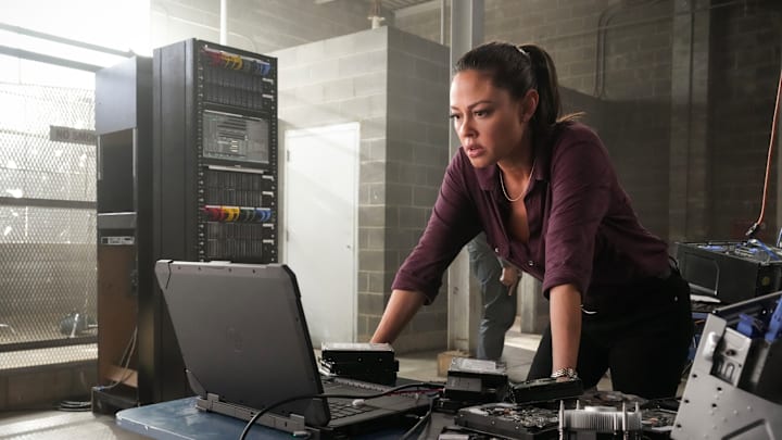 “Run and Gun” – After passing her medical and psych evaluations, Tennant is surprised to see Sam Hanna conducting her final interview to clear her return to work. Also, when the team discovers a breach in the U.S. Marshal’s database, Sam joins Tennant in Las Vegas to locate the hacker, on part one of the season three premiere of the CBS Original series NCIS: HAWAI’I, Monday, Feb. 12 (10:00-11:00 PM, ET/PT) on the CBS Television Network, and streaming on Paramount+ (live and on demand for