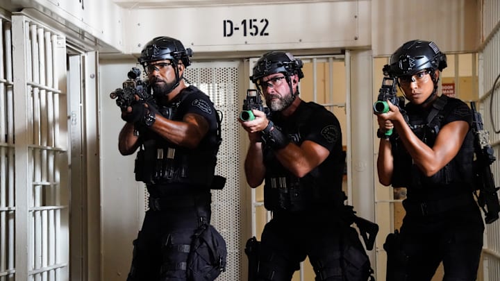 “Life” – 20-Squad faces down a prison hostage situation, only to be thrown into deeper danger when a bomb explodes, freeing maximum-security prisoners from their cells, including someone with a personal grudge against Hondo, on S.W.A.T., Friday, Nov. 1 (8:00-9:00 PM, ET/PT) on the CBS Television Network, and streaming on Paramount+ (live and on-demand for Paramount+ with SHOWTIME subscribers, or on-demand for Paramount+ Essential subscribers the day after the episode airs)*. Pictured (L-R):