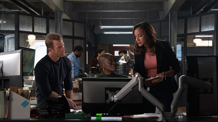 ALERT: MISSING PERSONS UNIT: L-R: Scott Caan and Dania Ramirez in the "Buss 447" premiere episode of ALERT: MISSING PERSONS UNIT airing Tuesday, March 5 (9:00-10:00 PM ET/PT) on FOX. ©2024 Fox Media LLC. CR: Katie Yu/FOX