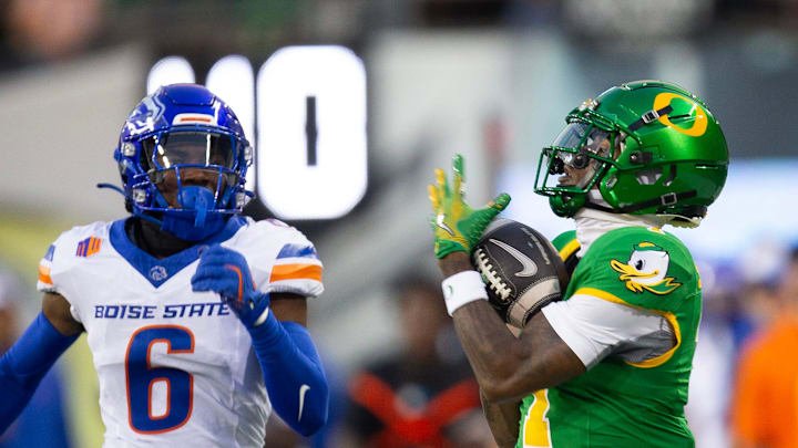 Oregon's Evan Stewart, right, pulls down a Dillon Gabriel pass ahead of Boise State's Jeremiah Earby for a big gain during the first quarter at Autzen Stadium in Eugene Sept. 7, 2024.