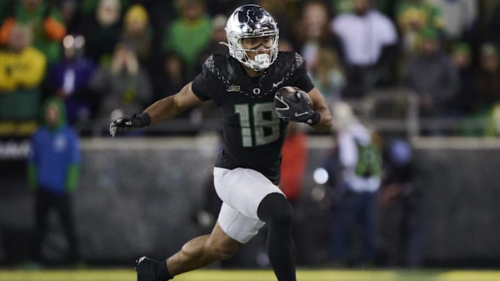 Nov 30, 2024; Eugene, Oregon, USA; Oregon Ducks tight end Kenyon Sadiq (18) carries the ball during the second half against the Washington Huskies at Autzen Stadium.