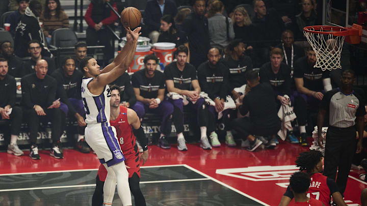 Keegan Murray shoots the ball